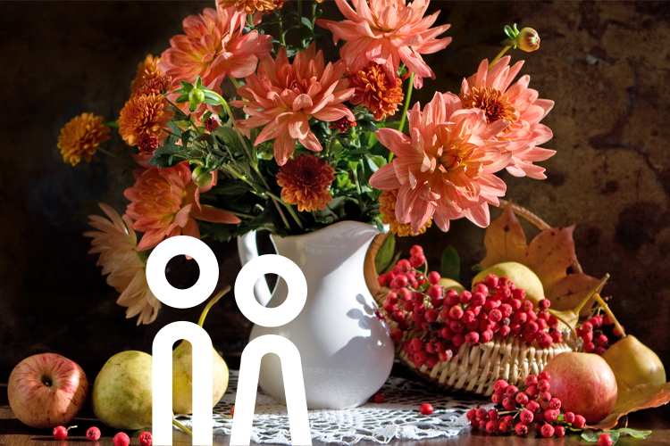 Flower vase with fruit and berries on a coffee table.