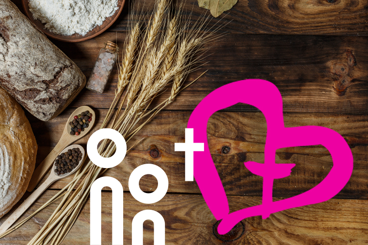 Wooden plate with loaves of bread and the signet of the fundraising campaign 'Shared Responsibility 2023'.