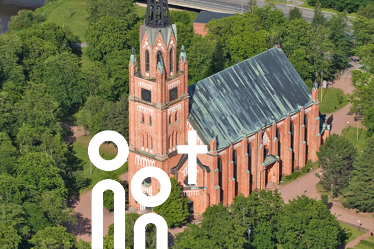 Keski-Porin kirkko Porissa lintuperspektiivistä kesällä.