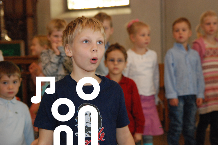 Picture of singing children in the chancel of the church.